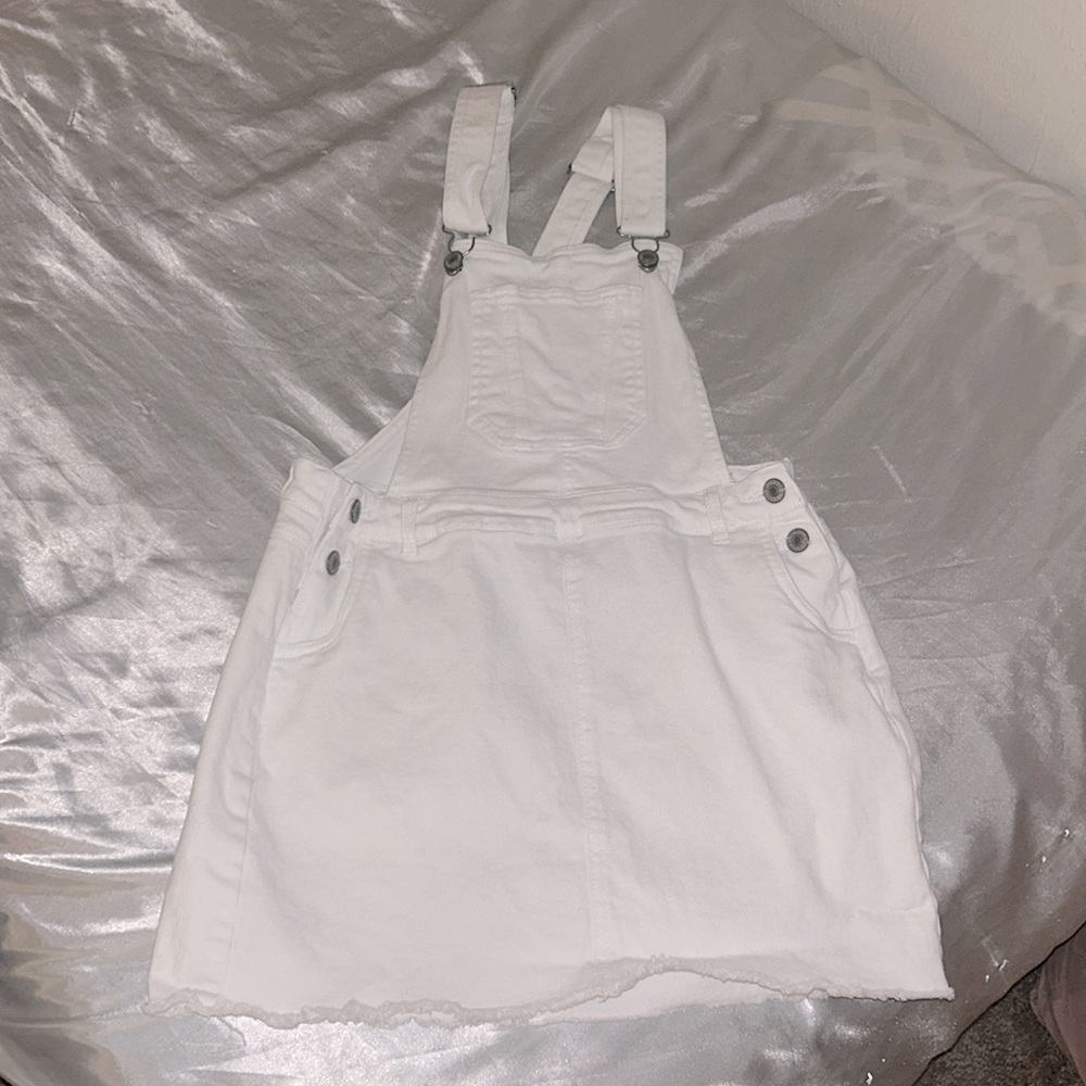 This white overall dress is a medium in kids size. This outfit was warn twice 🤍